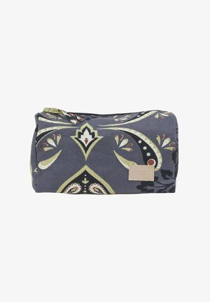 Ciemnoszary materiałowy worek z zielonymi i czerwonymi kwiatowymi wzorami paisley oraz małą beżową naszywką z napisem "VERDE" z przodu.