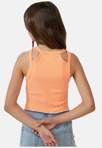 Zdobiony ryflami top na ramiączkach w jasnym pomarańczowym kolorze, z krótkim krojem, otwartym tyłem oraz szerokimi ramiączkami z postrzępionym wykończeniem.