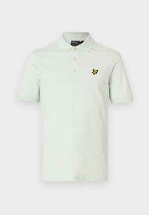 Polo verde chiaro in cotone, con una pattina a tre bottoni e un logo ricamato di farfalla gialla sul petto a sinistra.