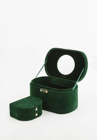 Zestaw zielonych welwetowych pudełek na biżuterię, z głównym owalnym pudełkiem z okrągłym wieczkiem z wycięciem oraz mniejszym, zaokrąglonym pudełkiem z zapięciem na guzik.