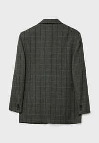 Blazer en pied de poule gris avec une silhouette structurée, présentant un revers en notch, deux boutons et des lignes verticales bleues et noires.