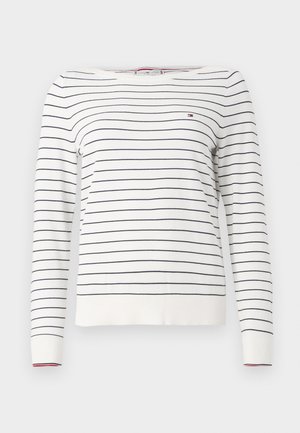 Weißer Pullover mit navyblauen horizontalen Streifen, weitem Ausschnitt und langen Ärmeln. Rippbündchen mit rotem Akzent am Saum. Weicher Strickstoff.