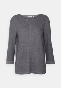 Graues, geripptes Strickoberteil mit Dreiviertelärmel, Rundhalsausschnitt und umgeschlagenen Bündchen. Verfügt über eine Mittelnaht für zusätzlichen Detail.