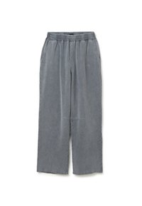 Grijze wijde broek, elastische tailleband, twee zijzakken, zachte textuur en een subtiele merkdetail aan de voorkant.