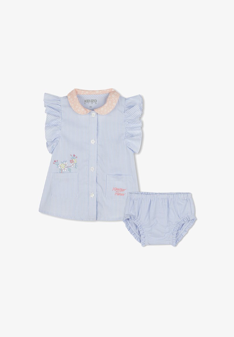 Ensemble deux pièces en coton bleu clair et blanc à rayures. Comprend des manches volantées, un col rose, de la broderie florale et des culottes assorties.