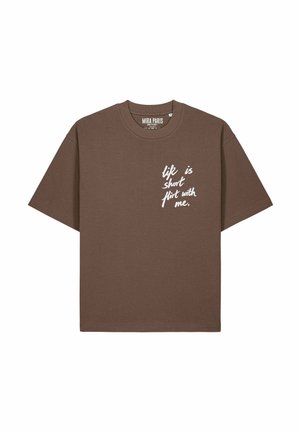 Bruine T-shirt met korte mouwen en witte handgeschreven tekst "life is short flirt with me" op de linkerborst en een ronde halslijn.