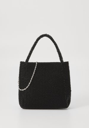 Borsa a mano nera con perline, dalla forma strutturata, superficie testurizzata, doppio manico e un accento di catena argentata su un lato.