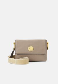 Borsa a tracolla in pelle beige con patta pieghevole, hardware circolare dorato e tracolla crema con un motivo logo sottile.