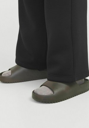 JFWRIPPLE MOULDED SLIDER SN - Sandalias planas - chocolate brown