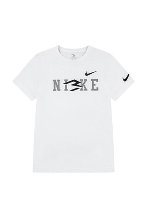 T-shirt bianca in cotone con un grande logo grigio "NIKE", uno Swoosh Nike nero sulla manica sinistra e un design con scollo rotondo.