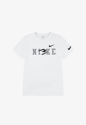 T-shirt bianca in cotone con un grande logo grigio "NIKE", uno Swoosh Nike nero sulla manica sinistra e un design con scollo rotondo.