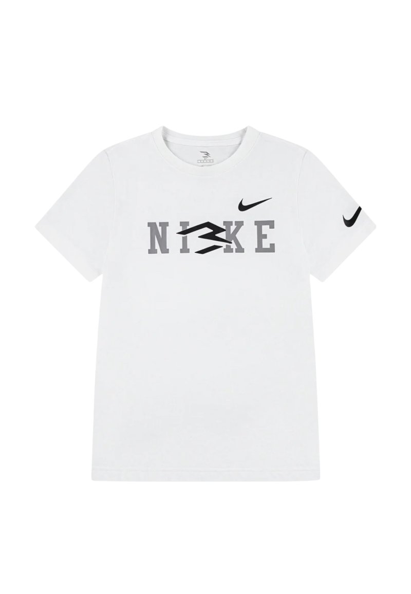 T-shirt bianca in cotone con un grande logo grigio "NIKE", uno Swoosh Nike nero sulla manica sinistra e un design con scollo rotondo.