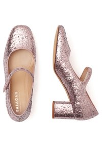 Růžově zlaté lodičky pokryté flitry s čtveratou špičkou, Mary Jane páskem a širokým podpatkem. Hladká vnitřní podšívka, texturovaný exteriér, neformální, ale elegantní design.