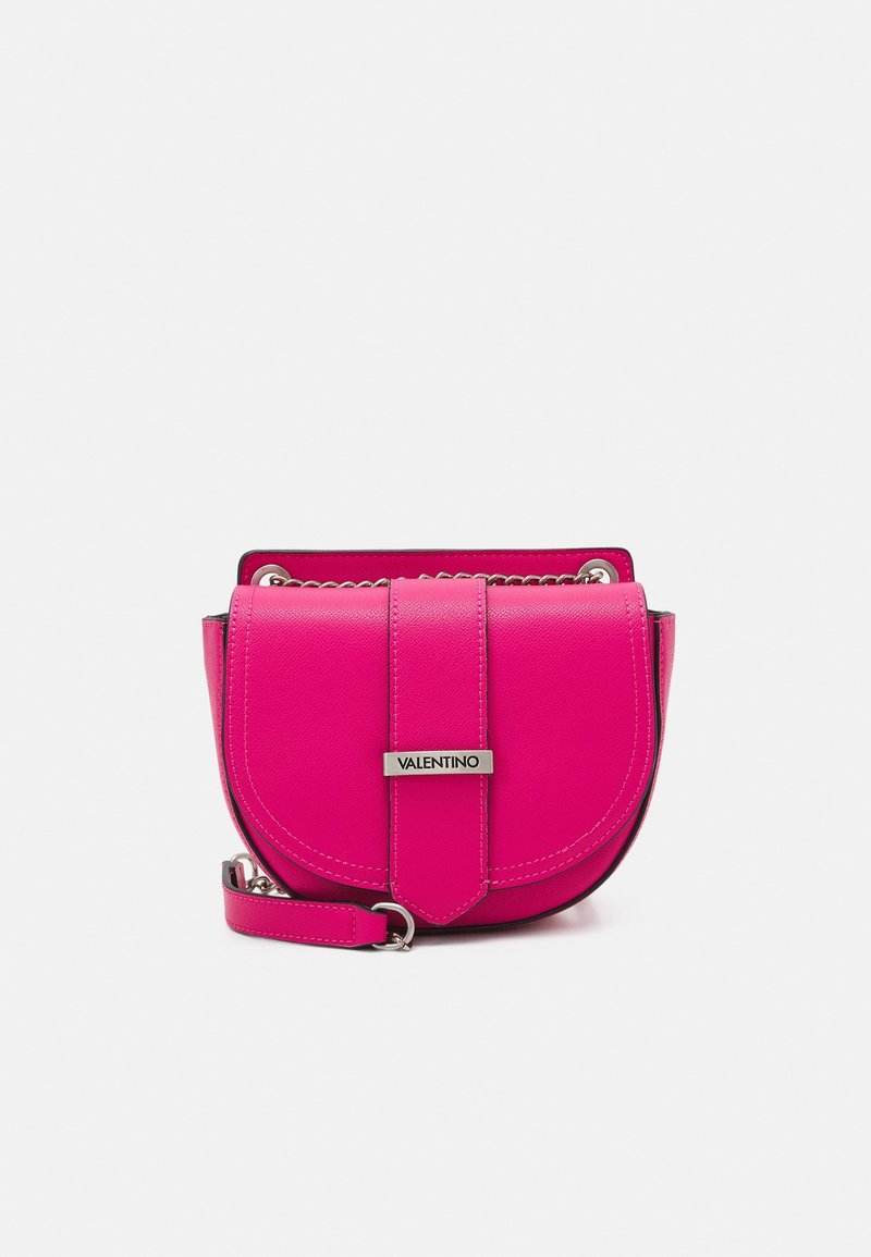 Ljusrosa Valentino läder crossbody-väska med silverkedjesnor och logoplack på framfliken.