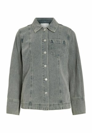 Graue Jeansjacke mit langen Ärmeln, spitzem Kragen, vorderen Knöpfen, vertikalen Nähten und einer Brusttasche vor einfachem weißem Hintergrund.