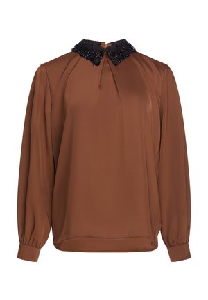 Brun langærmet bluse med løs pasform og sort krave med buet kant og perler, vist på en ensfarvet hvid baggrund.