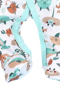 Baby onesie met zeedierpatronen, waaronder vissen, krabben en stekelroggen, met turquoise drukknoopjes langs de opening van de benen.