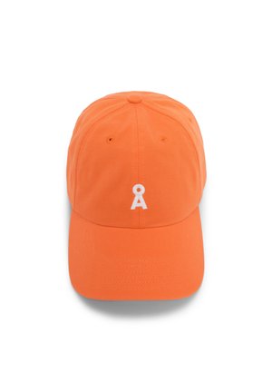 Orangenes Baseballcap aus Baumwolle, mit gesticktem weißen Logo auf der Vorderseite, sechsteiligem Strukturdesign und Belüftungslöchern.