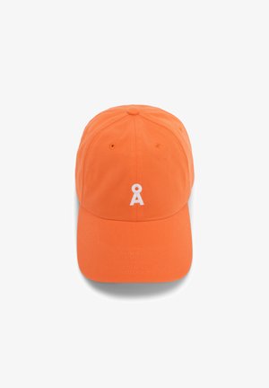 Oranje baseballcap van katoen, met een geborduurd wit logo op de voorkant, een gestructureerd ontwerp met zes panelen en ventilatiegaten.