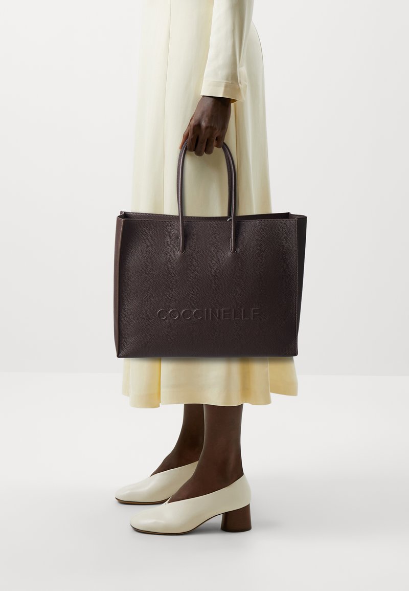 Coccinelle MYRTHA MAXI LOG - Cabas - fondant brown