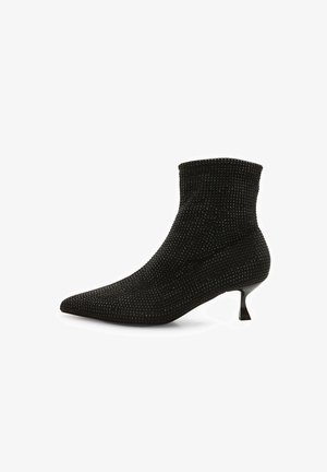 Botine negre până la gleznă, cu vârf ascuțit, material texturat cu mici ținte și un toc subțire. Oferă o siluetă ajustată și un design elegant.