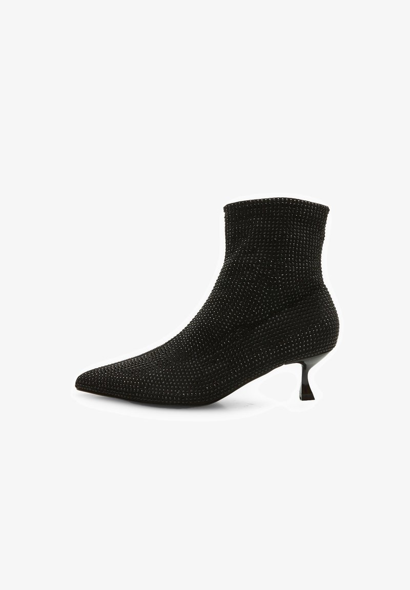 Crna gležnjača sa šiljastim prstom, teksturiranom tkaninom s malim šiljcima i uskim potpeticama. Nudi prilagođenu siluetu i elegantan dizajn.
