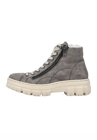Scarpe high-top grigie in suede con finitura testurizzata, dotate di una cerniera laterale, chiusura con lacci e suola in gomma beige spessa.
