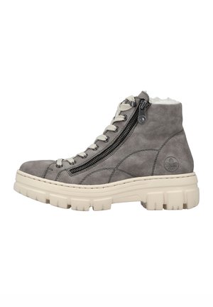 Chaussures montantes grises en daim avec une finition texturée, dotées d'une fermeture éclair sur le côté, d'un laçage et d'une semelle épaisse en caoutchouc beige.