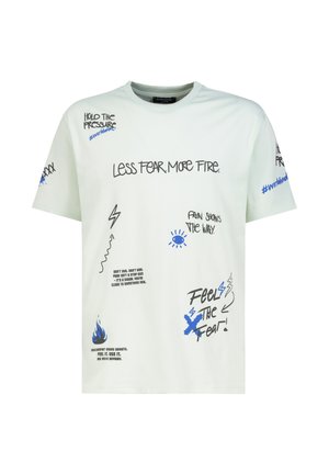 Weißes T-Shirt mit schwarzem und blauem motivierendem Text und grafischen Drucken, darunter "Weniger Angst, mehr Feuer", Blitzsymbole und eine blaue Flamme.