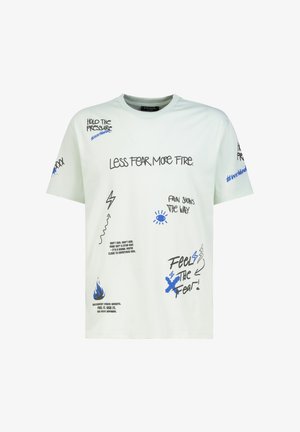 Weißes T-Shirt mit schwarzem und blauem motivierendem Text und grafischen Drucken, darunter "Weniger Angst, mehr Feuer", Blitzsymbole und eine blaue Flamme.