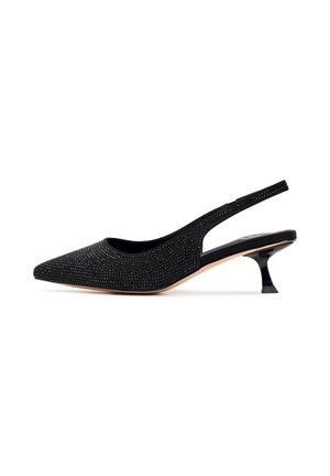 Scarpa slingback nera con punta appuntita, decorata con strass, tacco basso scolpito e interno in tessuto morbido.