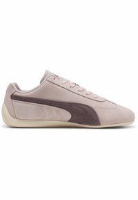 Adidași din suede roz deschis cu un accent de piele mai închisă, design elegant, profil joasă, suprafață texturată și o talpă din cauciuc cu caneluri detaliate.