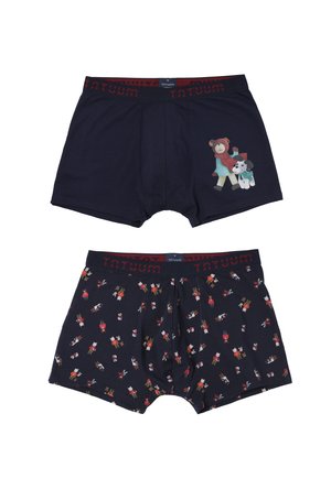 Zwei Paare navyblaue Boxerbriefs, eines mit einem Grafik von einem Bären und einem Hund, das andere mit einem Muster aus kleinen Bären und Hunden in bunten Kleidern.