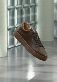 Sélectionné, dark brown