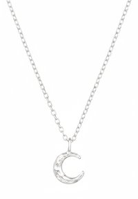 Zilveren ketting met een gehamerde maanvormige hanger, bevestigd aan een gelijkmatig geschakelde ketting. Het ontwerp is eenvoudig en strak.