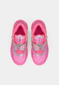 Růžové sportovní boty s texturovaným povrchem, zdobené stříbrnými akcenty a šněrováním. Interiér je polstrovaný s živou růžovou podšívkou.