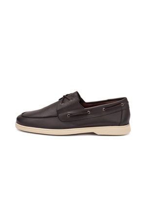 Donkerbruine leren casual loafer voor heren met veters en beige rubberen zool, zijaanzicht op witte achtergrond.