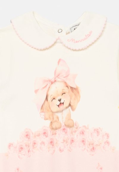 Hvit plagg med en bølget krage, prydet med en smilende tegneseriehund dekorert med en rosa sløyfe over et blomstermønster med roser.
