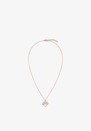 Collier en or rose avec un pendentif en forme de cœur, doté d'une couche d'émail blanc, souligné par de petites pierres claires autour des bords. La chaîne est délicate.