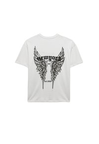 Witte katoenen t-shirt met zwart grafisch print van vleugels en de tekst "newyork est. 1998" op de achterkant. Korte mouwen, relaxte pasvorm.