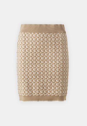 Strikket beige skjørt med et teksturert mønster med hevede løkker, ribbestrikket midje og scalloped kant nederst.