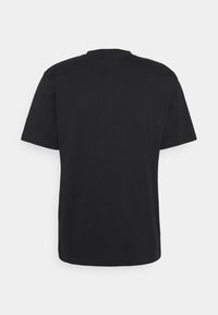 Černé tričko s krátkým rukávem a kulatým výstřihem, vyrobené z měkké, hladké látky. Jednoduchý design, bez viditelných log nebo vzorů.