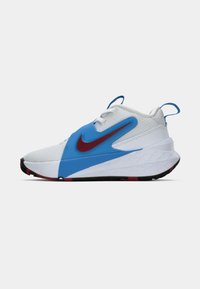 Nike sportiniai batai su balta tinklų viršutine dalimi, mėlynais sintetiniais akcentais, raudonu swoosh ir juodu guma padu. Yra sutvirtinta kulno dalis ir šnaranos.