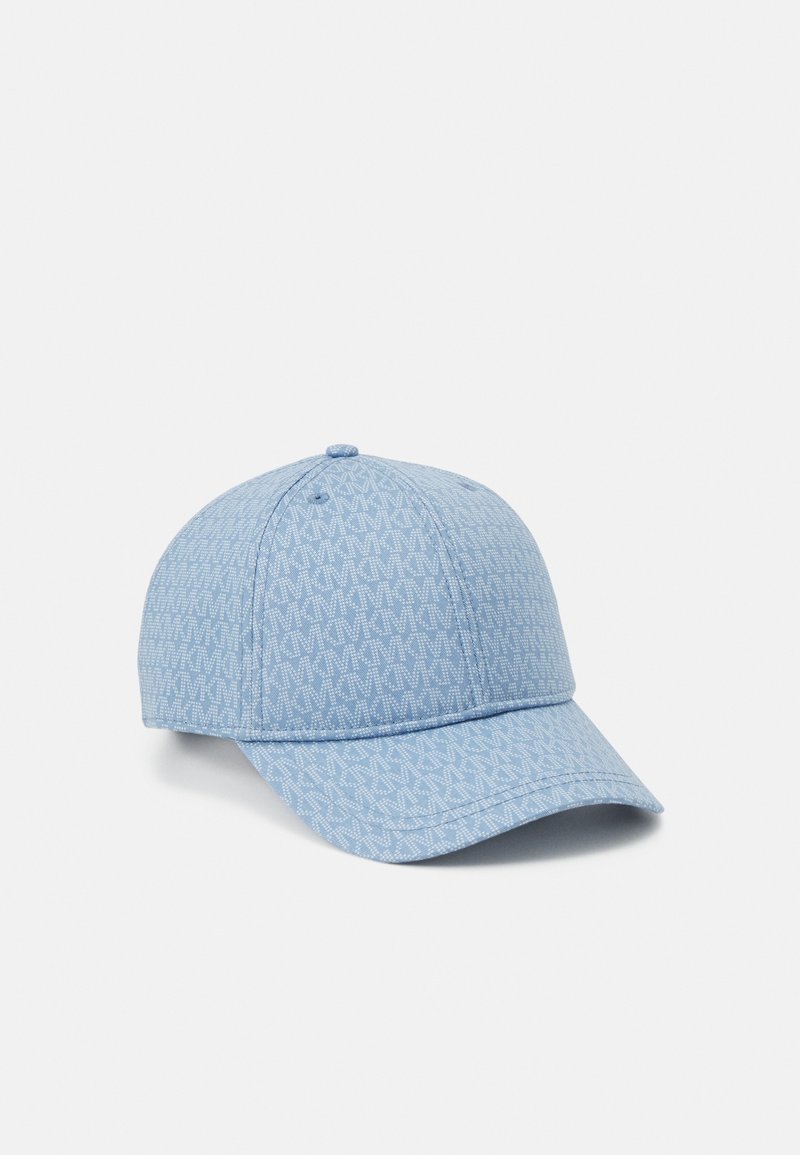 Casquette de baseball bleu clair avec un motif monogramme blanc « MK » répétitif sur l’ensemble et une visière incurvée, présentée sur fond blanc.
