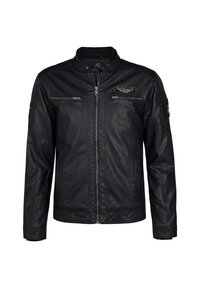 Chaqueta de cuero negra con cierre de cremallera, cuello acanalado y múltiples bolsillos con cremallera. Presenta un parche en el lado izquierdo del pecho y un acabado texturizado.