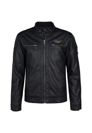 Schwarze Lederjacke mit einem Reißverschluss, geripptem Kragen und mehreren Reißverschlusstaschen. Mit einem Patch auf der linken Brust und strukturierter Oberfläche.