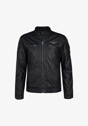 Zwarte leren jas met een ritssluiting, geribde kraag en meerdere met rits gesloten zakken. Voorzien van een patch op de linkerborst en een gestructureerde afwerking.