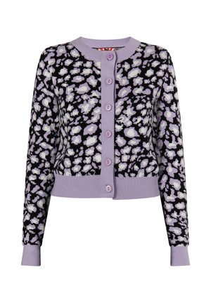 Strickjacke mit schwarzem Grundton und einem lila-weißen Blumenmuster. Sie hat einen runden Ausschnitt und sechs lila Knöpfe auf der Vorderseite.