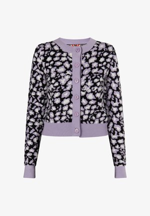 Strickjacke mit schwarzem Grundton und einem lila-weißen Blumenmuster. Sie hat einen runden Ausschnitt und sechs lila Knöpfe auf der Vorderseite.