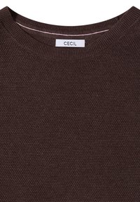 Pull en maille texturée marron foncé avec col rond et une étiquette blanche à l'intérieur du col portant la mention "CECIL".